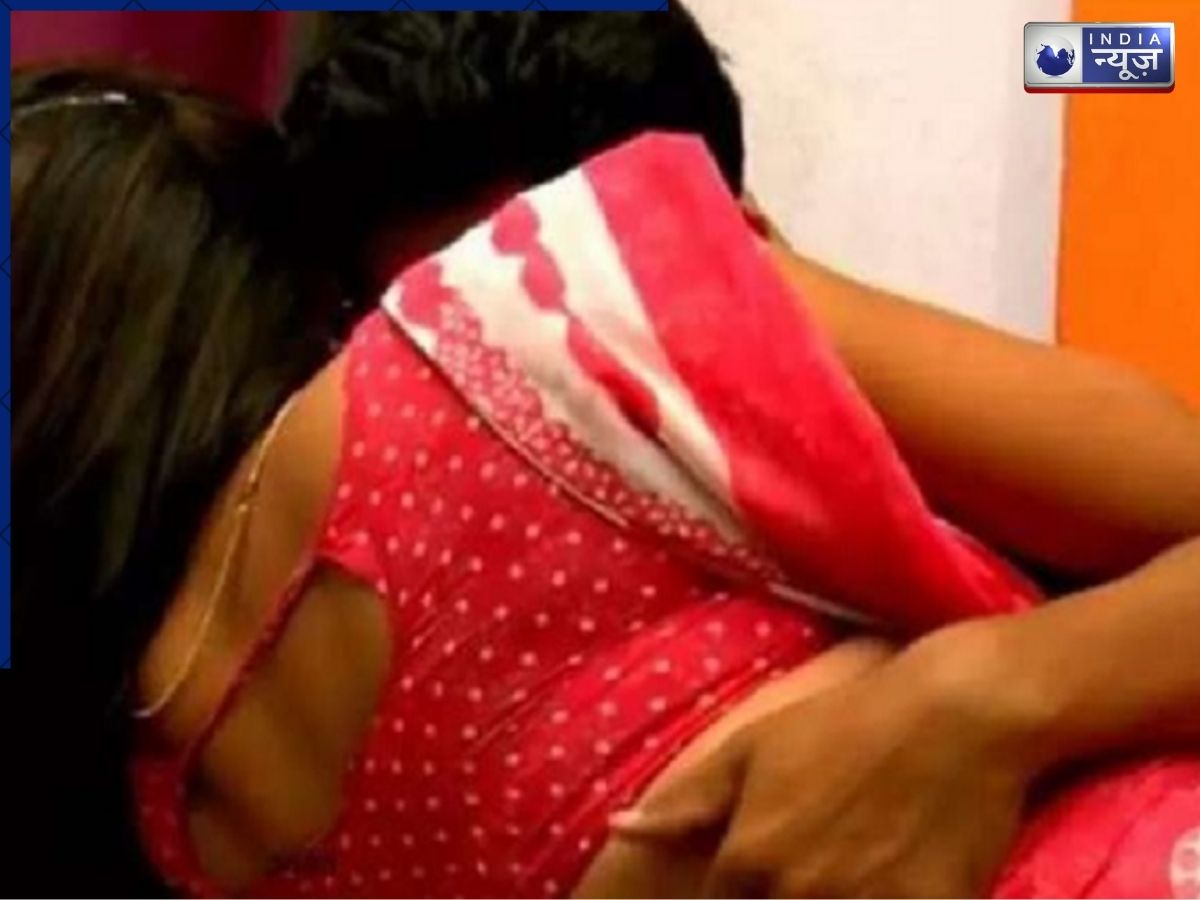 पति के दफ्तर और बच्चों के स्कूल जाते ही भतीजे के कमरे में जाती थी खूबसूरत चाची, फिर…