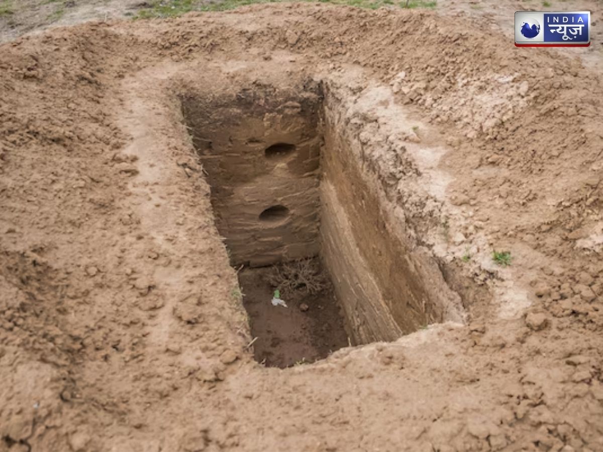 यूपी में 2 गज जमीन के नीचे ऐसा क्या निकला, भड़क गए ग्रामीण; पुलिस ने संभाला मोर्चा