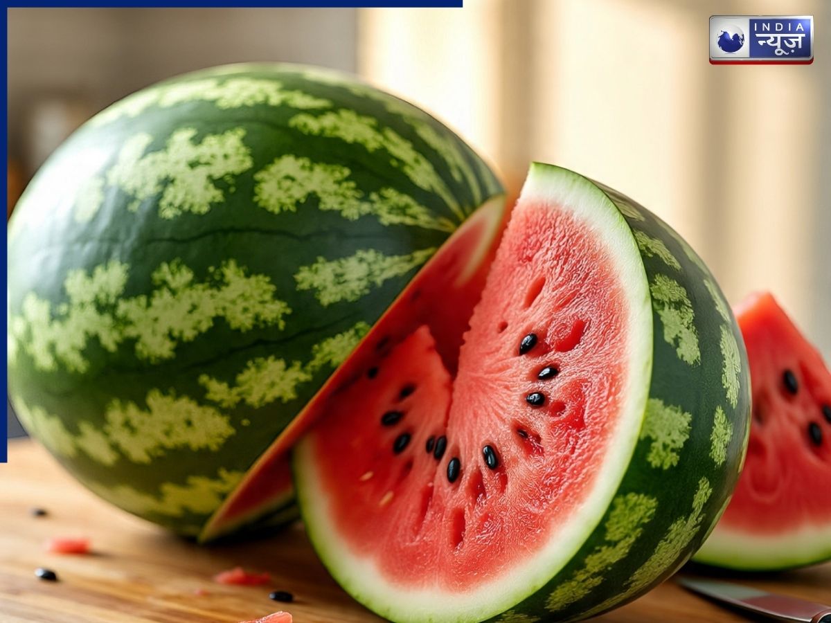 Check the watermelon by tapping it. - Photo Gallery