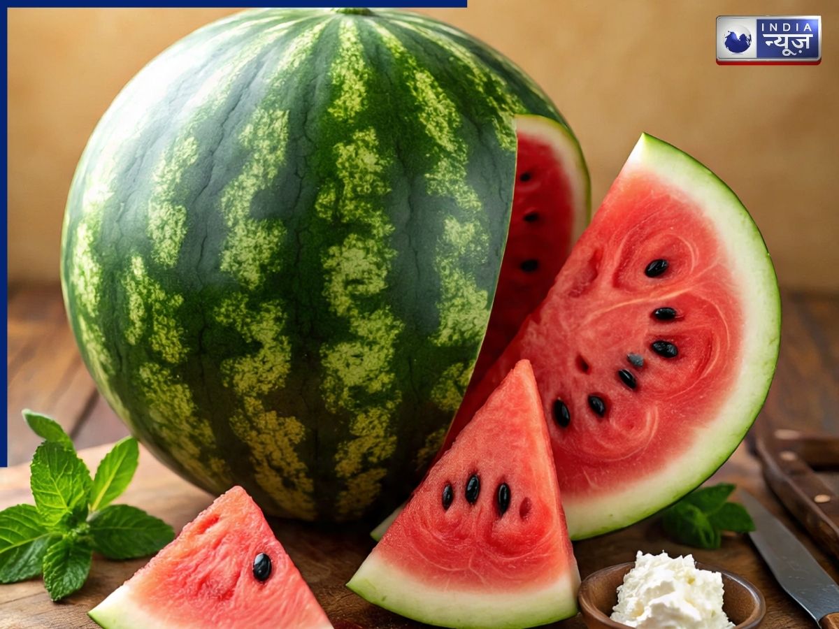 Check the watermelon in water. - Photo Gallery