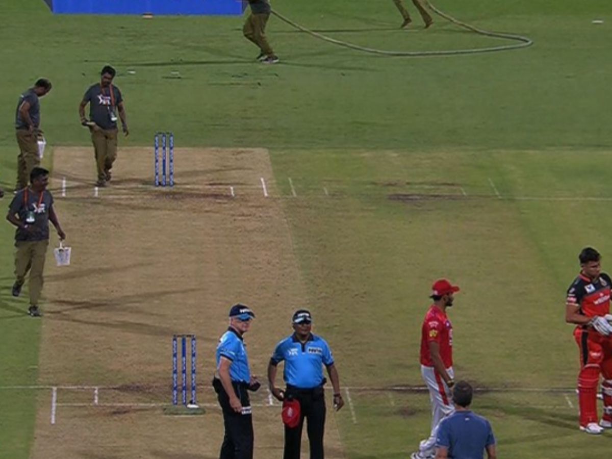 IPL का मैच अचानक रोका गया, जब मुकाबले के दौरान खो गई गेंद, सभी ढूंढने में लग गए, फिर जो हुआ…