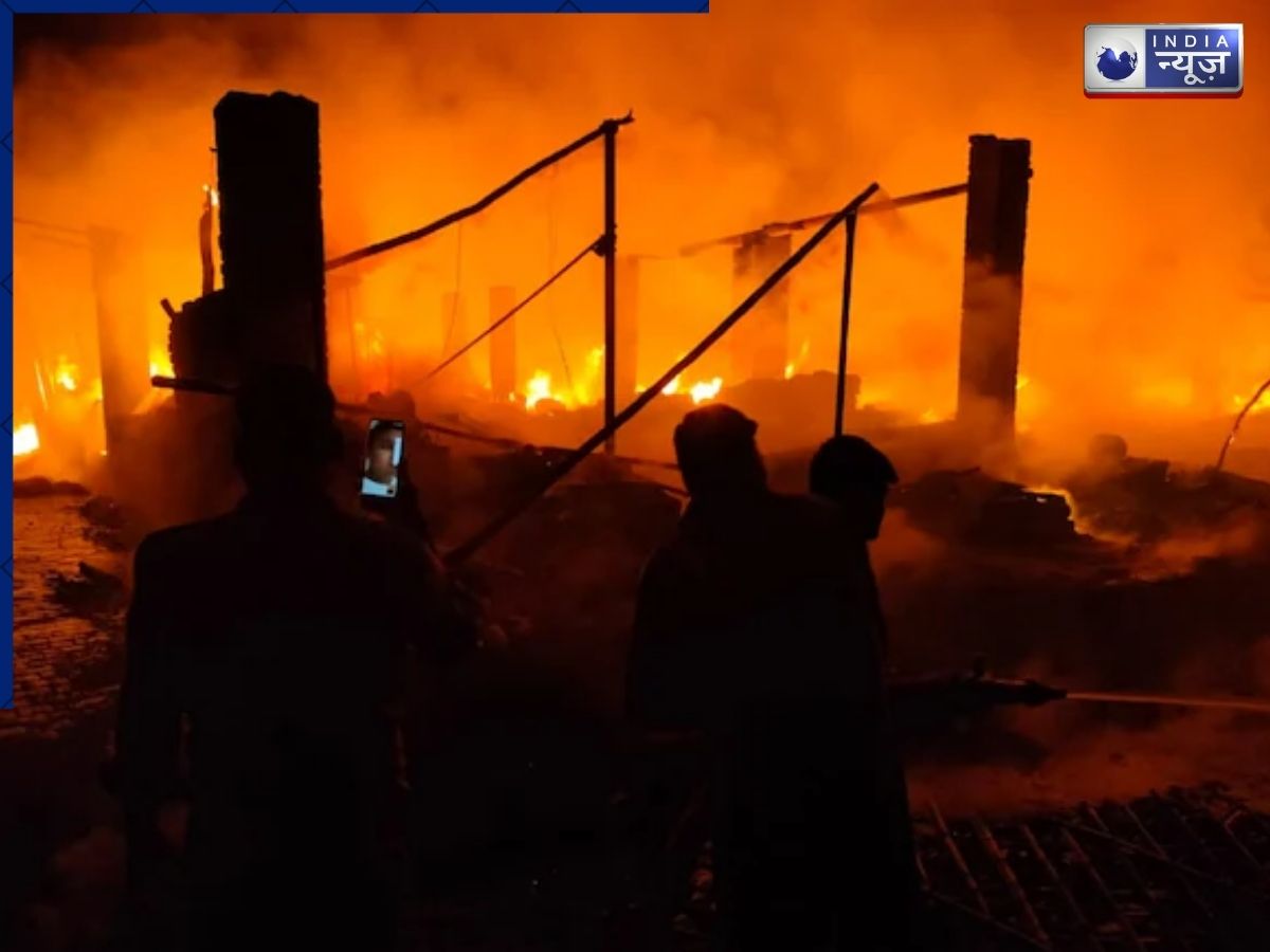 Firozabad: शिकोहाबाद मंडी में भीषण आग, 40 से ज्यादा दुकानें जलकर राख, मची अफरा-तफरी