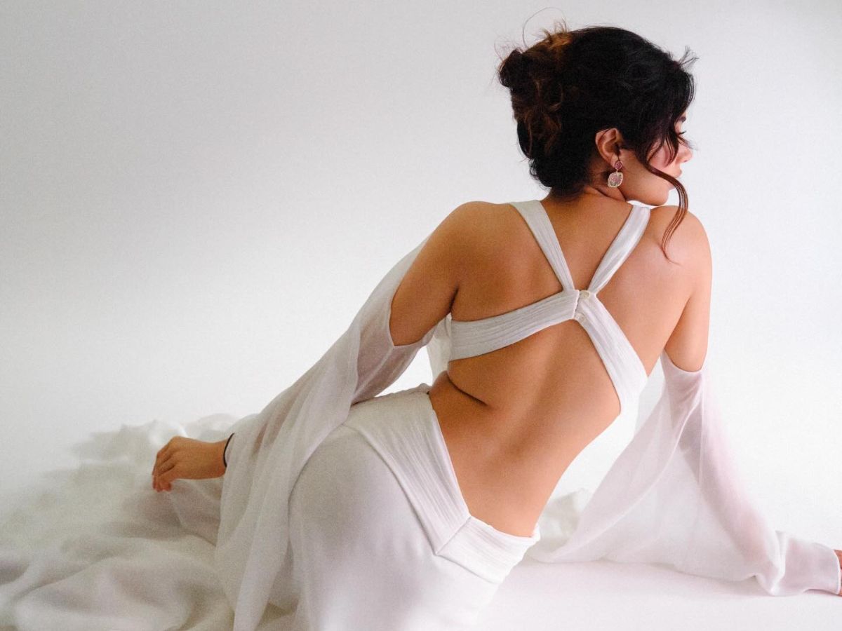 जमीन पर बिछी कपूर खानदान की बेटी, बैकलेस ड्रेस में दिए बोल्ड पोज, तस्वीरों ने बढ़ाया पारा