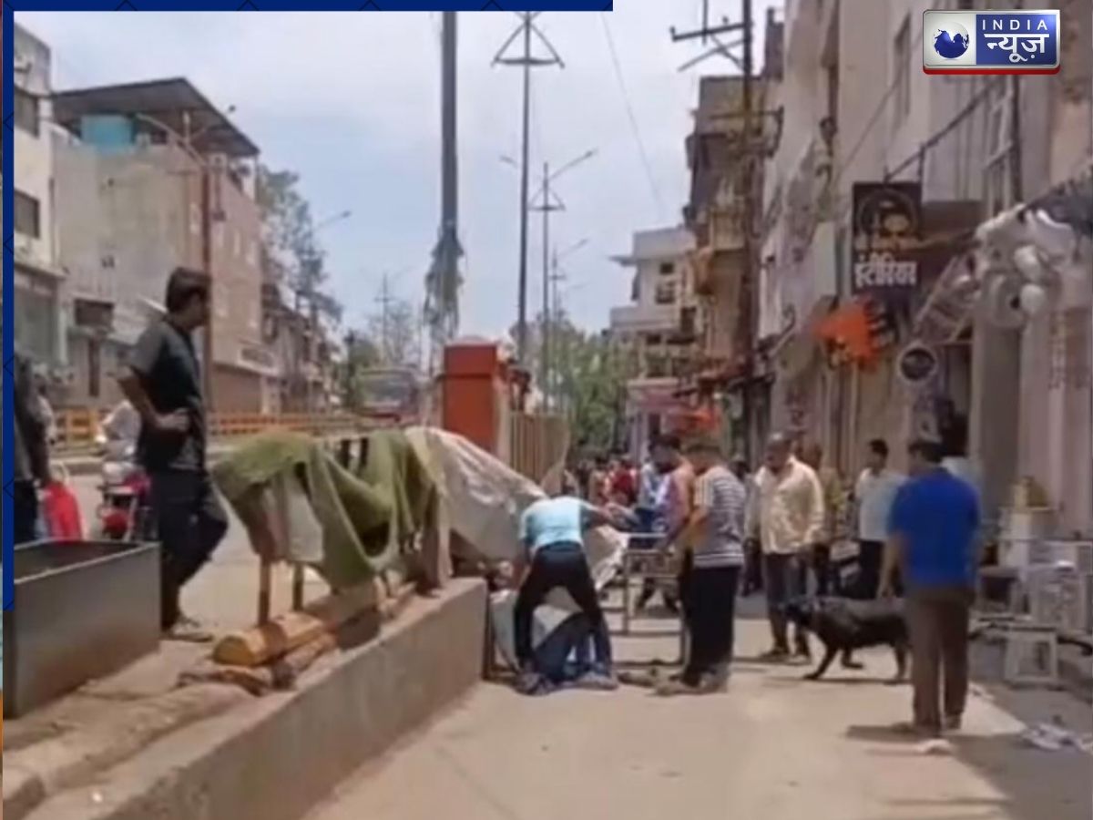 Katni News: कटनी में खुलेआम गुंडागर्दी! युवक की बीच सड़क पर लोहे की रॉड से पिटाई, मूकदर्शक बने रहे लोग