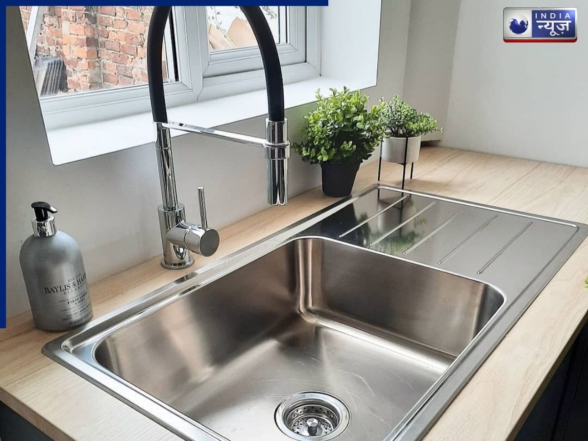Kitchen Vastu Tips: रात में सिंक में जूठे बर्तन छोड़ते हैं? तो हो जाइए सावधान! ये छोटी सी गलती पड़ सकती है भारी