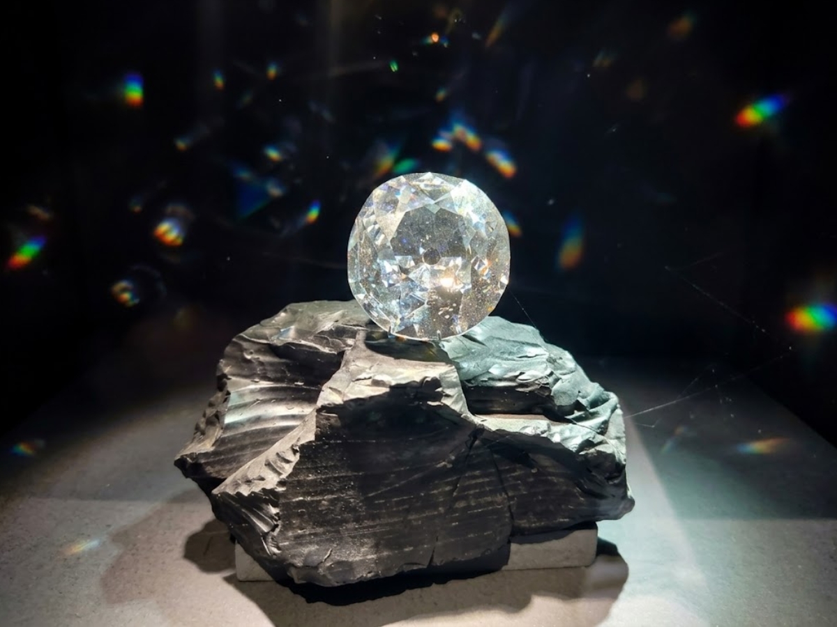 Only the Queen may wear the diamond - Photo Gallery