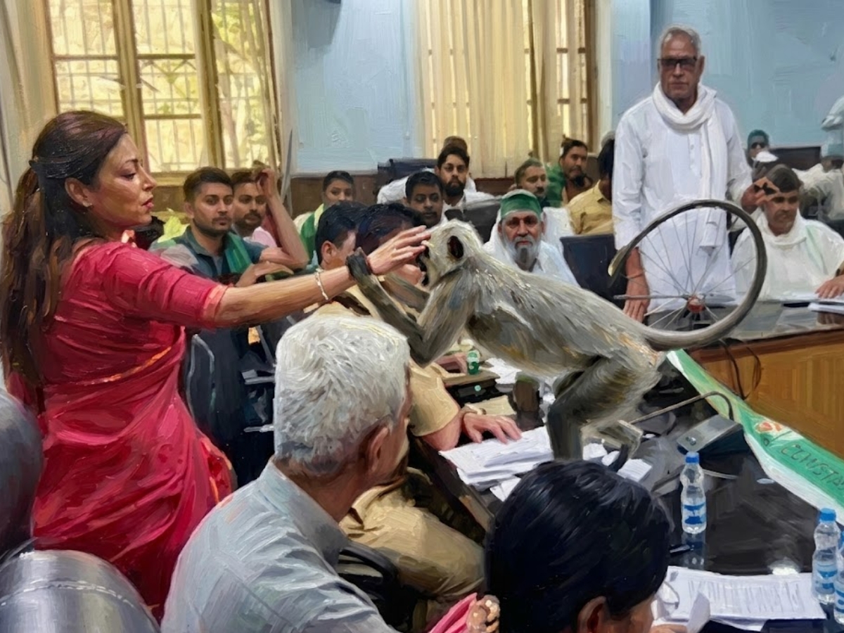 किसानों की सुनवाई के लिए चल रही थी बैठक, लंगूर ने पहुंचकर बदला माहौल, डीएम की कुर्सी पर किया कब्जा