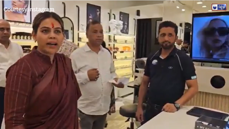 लेंसकार्ट में ‘तिलक’ पर संग्राम, नाज़िया इलाही खान ने मैनेजर को हड़काया, सोशल मीडिया पर भारी बवाल के बाद कंपनी ने मांगी माफ़ी!