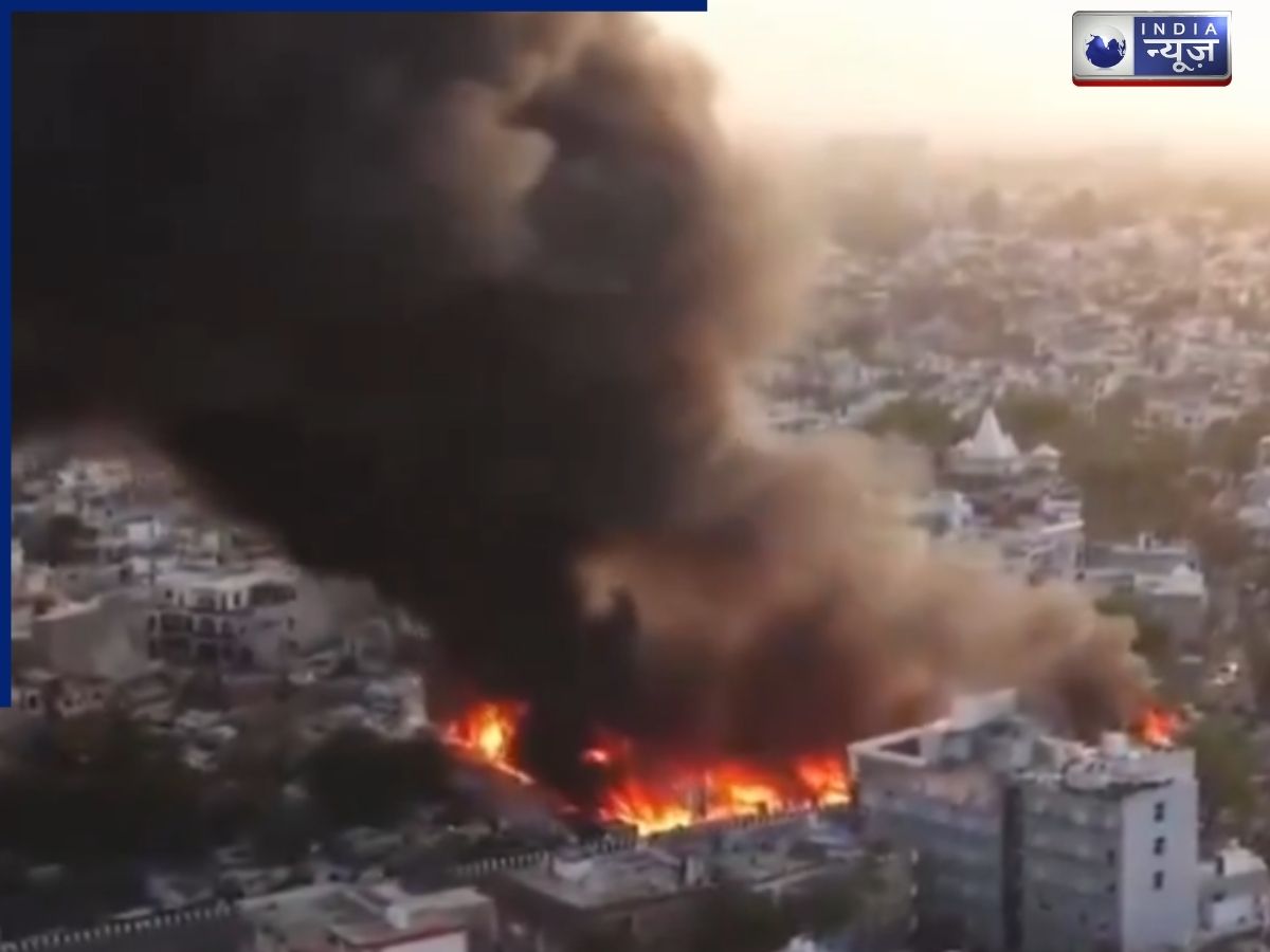 ज्वालामुखी जैसी लपटें! लखनऊ की झुग्गियों में आग, सिलेंडर ब्लास्ट से मचा हड़कंप, आसमान तक उठा धुंआ