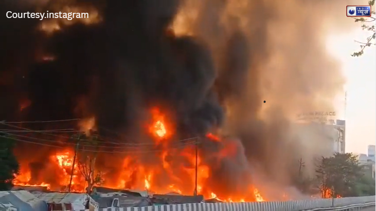 लखनऊ में ‘आग का तांडव’, विकासनगर की 500 झुग्गियां जलकर खाक, एक के बाद एक फटे 20 से ज्यादा सिलेंडर!