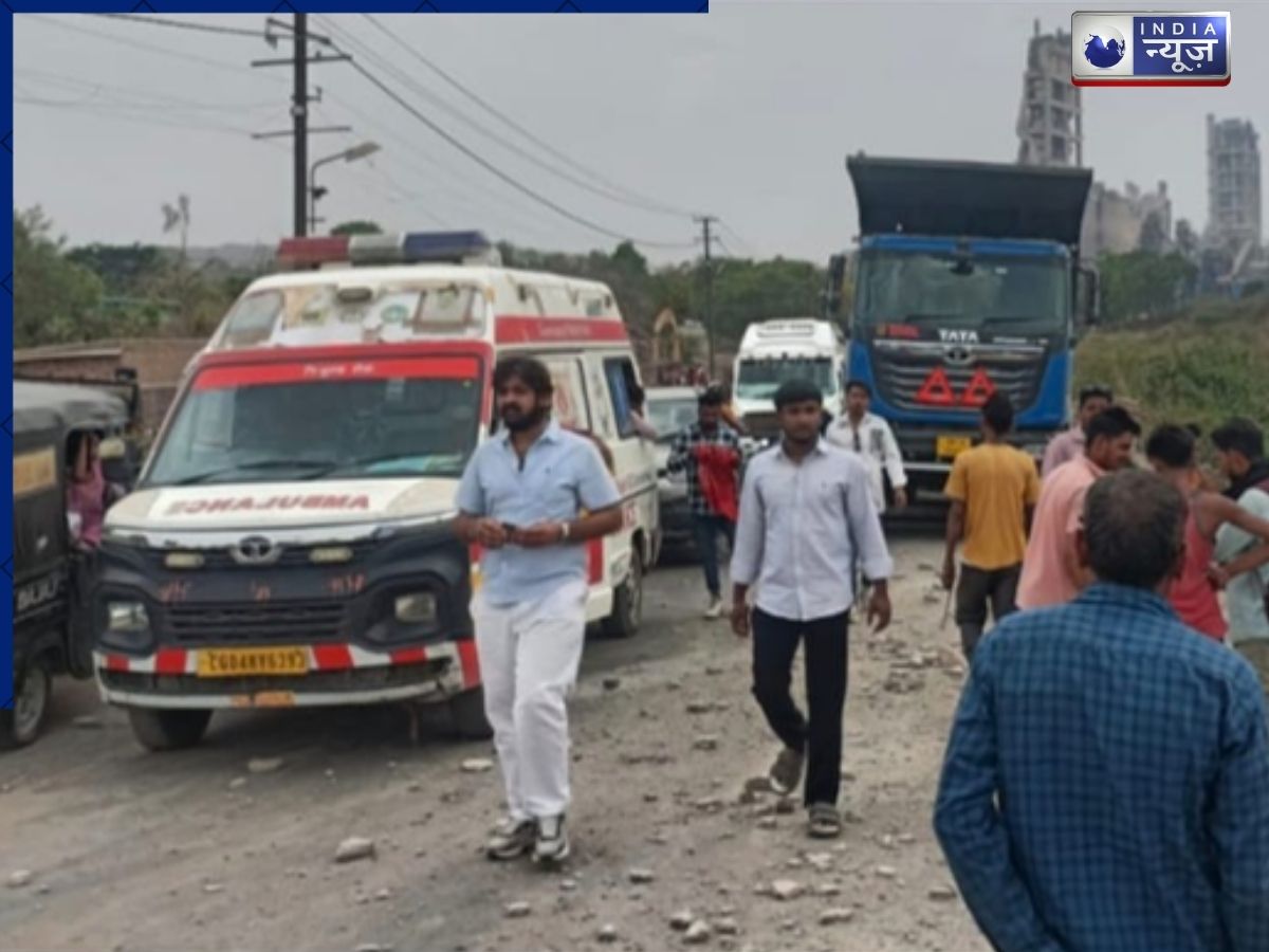 MP: ओवरलोड ट्रक बना आफत! मैहर-सरला नगर मार्ग पर पलटा भारी वाहन, घंटों जाम में फंसे रहे लोग