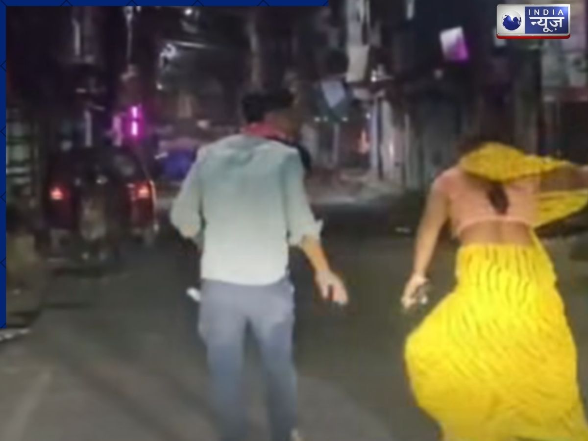Chhatarpur Viral Video: लड़का-लड़की सड़क पर एक-दूसरे को क्यों मारने लगे थप्पड़, वीडियो देखिये