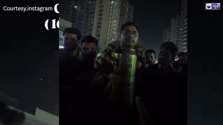 नोएडा में मुस्लिम जोड़े से ‘आईडी’ मांग रहे शराबी को लोगों ने सिखाया सबक,सरेआम बदतमीजी देख भड़के स्थानीय लोग, देखें वीडियो!