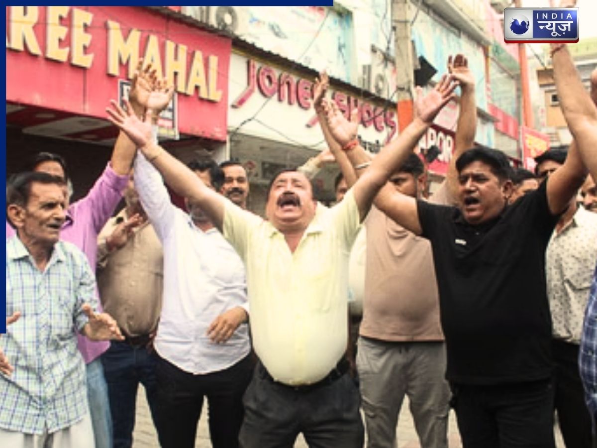 Meerut Central Market: आखिर क्यों मेरठ की 44 दुकानों पर पड़ा ताला? सिर पीट-पीटकर रो रहे सैकड़ों व्यापारी, बोले- ‘भ्रष्ट हैं अधिकारी’