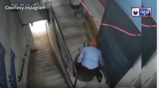 Viral Video: असली हीरो! अकेले ही गोल्ड लोन कंपनी को लूटने से बचाया, गार्ड की जांबाजी का CCTV फुटेज वायरल!