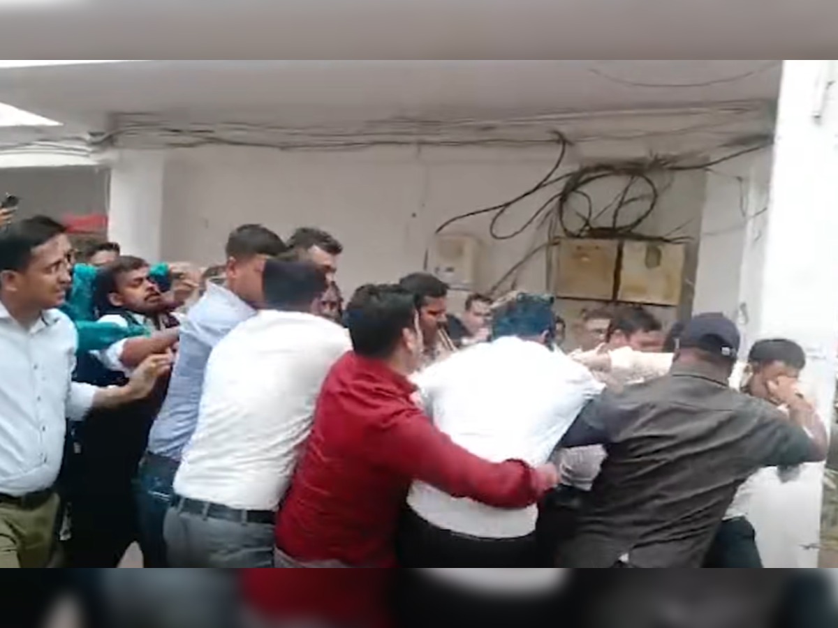 Mhow Gang rape: जंगल में युवती के साथ गैंगरेप करने वाले आरोपियों पर वकीलों का फुटा गुस्सा; लात-घुसों की बरसात - Photo Gallery