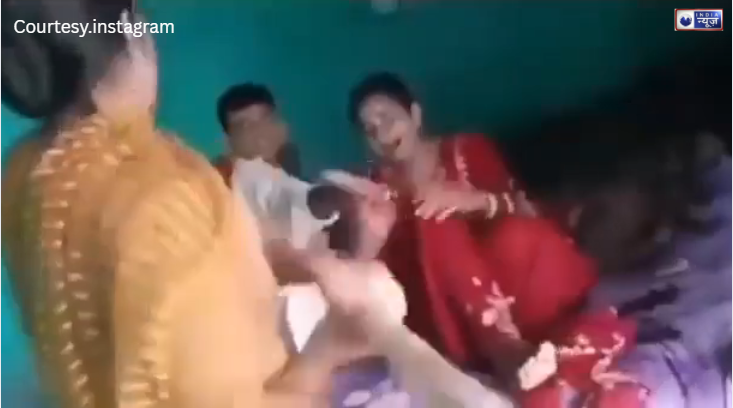 कलयुग में ‘सतयुगी’ मां, बहू ने सास-ससुर को खाना देने से किया इनकार, तो सगी मां ने लाठिया से बेटी को सिखाया सबक,देखें वीडियो!