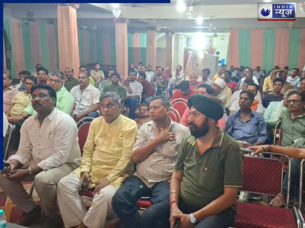 Mughalsarai News: मुगलसराय में सड़क चौड़ीकरण को लेकर व्यापारियों की बैठक, डीएम से मिलकर FIR की मांग का फैसला