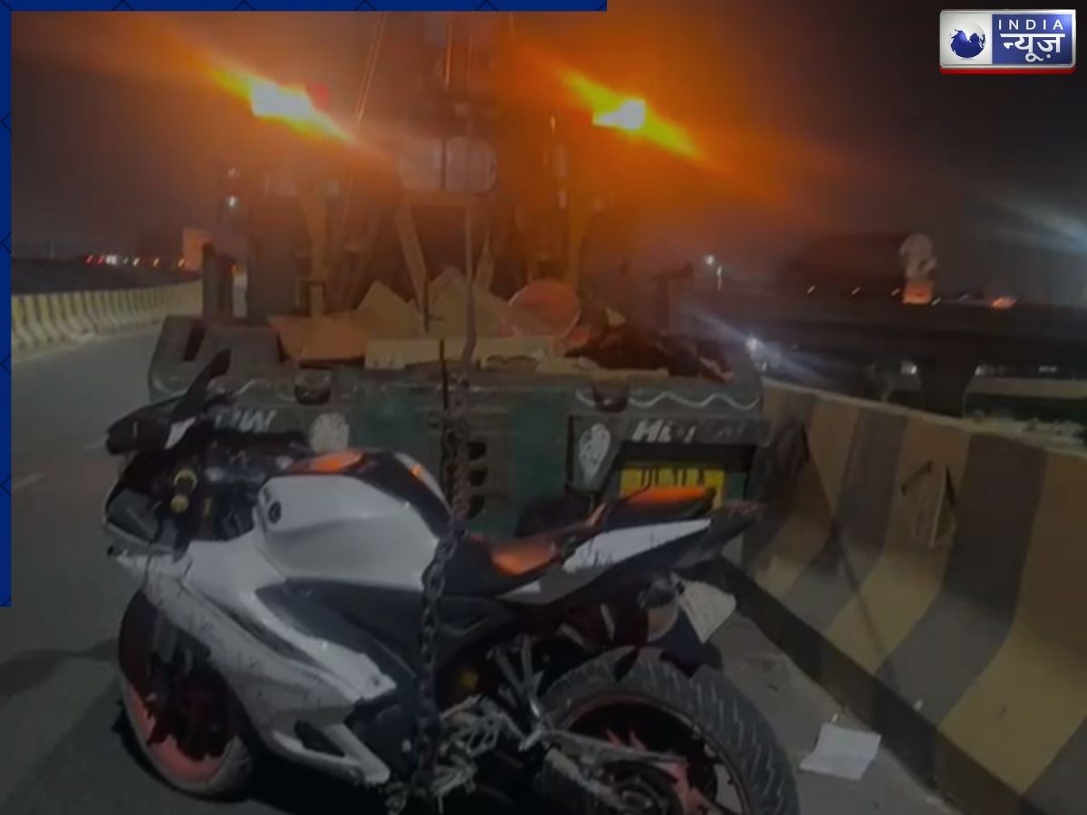 दिल्ली में दिखा तेज रफ्तार का कहर, फ्लाईओवर से टकराई बाइक, 2 की मौत एक लापता