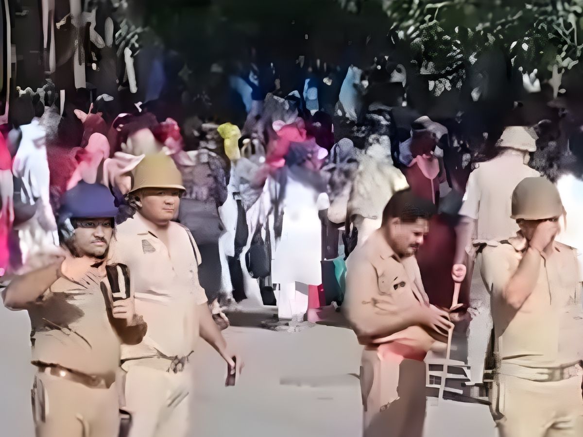 UP News: नोएडा में नामी कंपनी के कर्मचारियों का प्रदर्शन, वाहन फूंके; सड़क पर किया पथराव