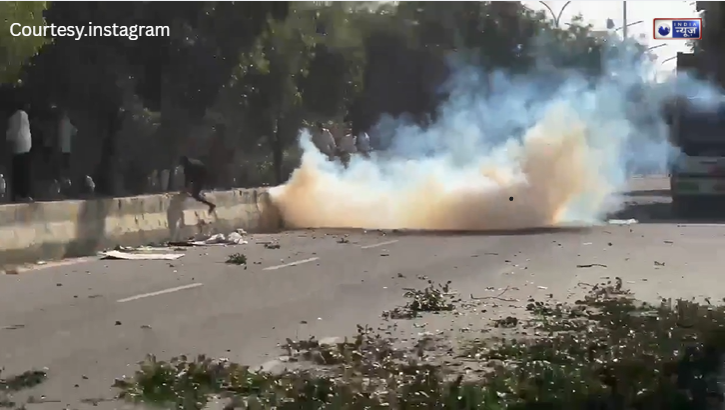 फेज-2 और सेक्टर-60 में भारी बवाल, पुलिस की लाठीचार्ज के बाद भड़के मजदूर, गाड़ियों में लगाई आग और जमकर किया पथराव!