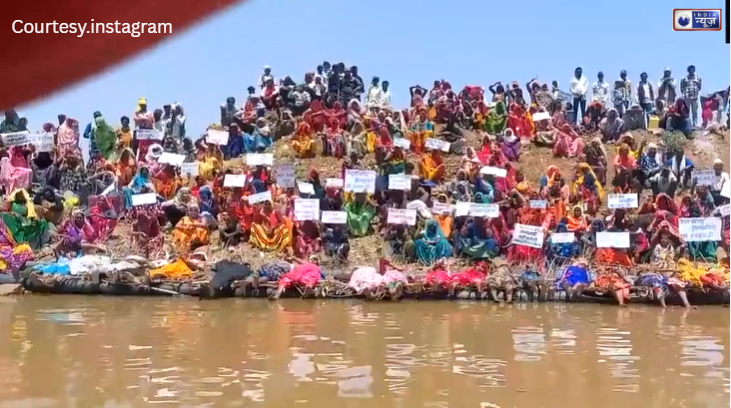 छतरपुर में आदिवासियों का 11वें दिन भी महा-आंदोलन, महिलाओं ने शुरू किया ‘पंचतत्व आंदोलन’, हक नहीं मिला तो उठा लेंगे बंदूक!