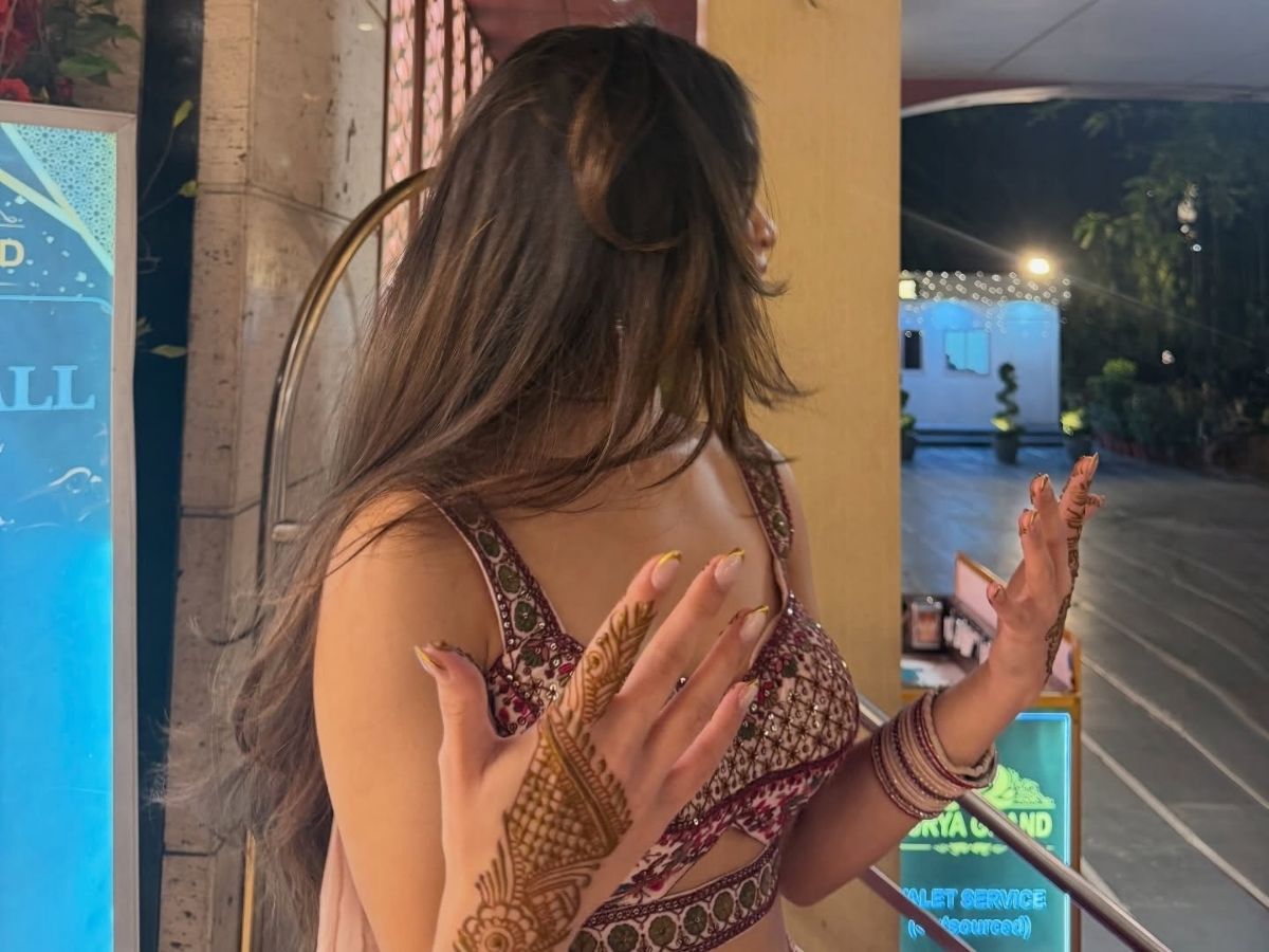 Pink embroidery on the blouse - Photo Gallery