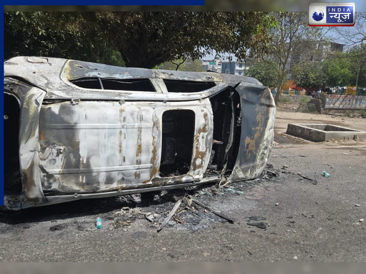 Employees committed arson and pelted stones - Photo Gallery