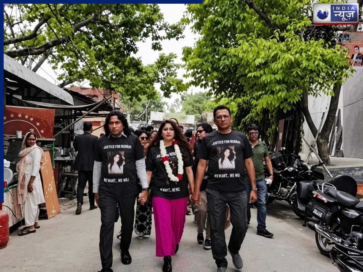 Video: ढोल नगाड़े बजवाए, बांटी मिठाइयां…बेटी को तलाक मिलने पर परिवार ने अनोखे तरीके से मनाया जश्न