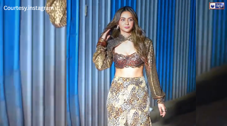 Rakul Preet Singh ने टाइगर प्रिंट आउटफिट में ढाया कहर, नए गाने के प्रमोशन में रकुल की बोल्डनेस देख फैंस के छूटे पसीने!