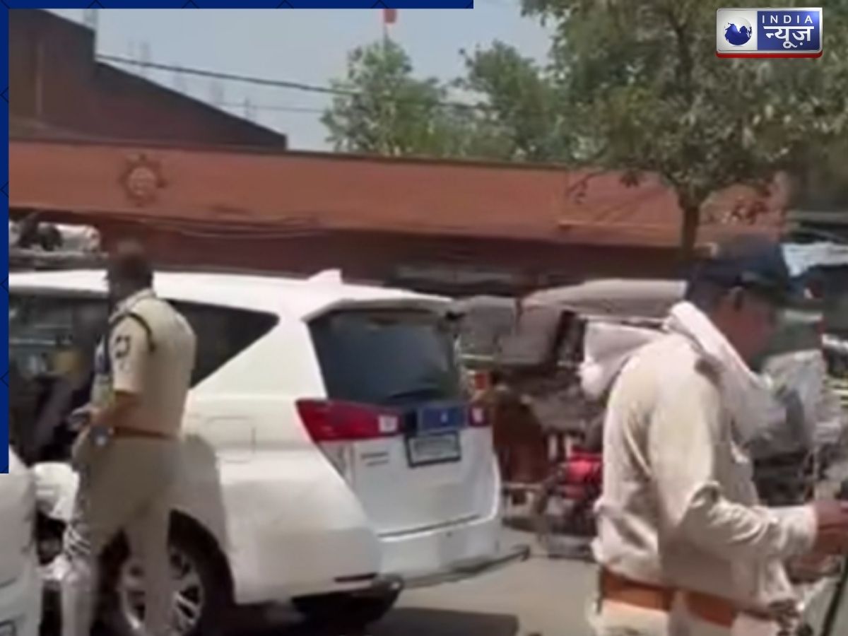 Rewa Traffic Police: रीवा एसपी का एक्शन मोड! 43 डिग्री की तपिश में सड़क पर उतरे, संभाली ट्रैफिक की कमान
