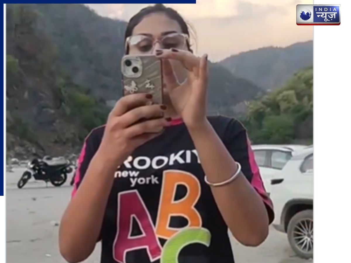 ‘हमसे चलती है तुम्हारी रोजी-रोटी’ गंगा किनारे शराब पी रही महिला का बयान सोशल मीडिया पर वायरल