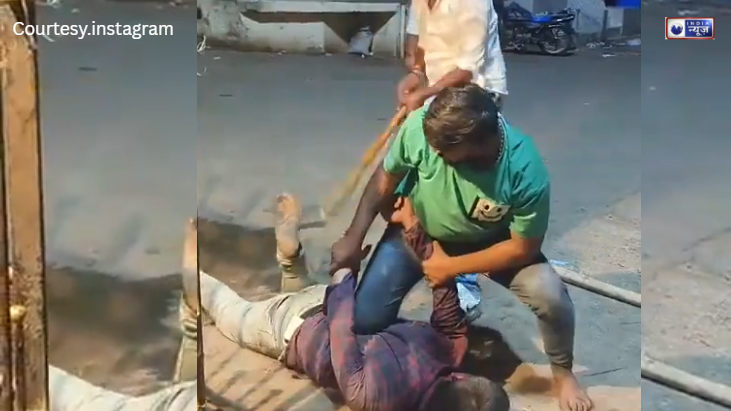 क्या आम आदमी की सुरक्षा भगवान भरोसे है? असहाय व्यक्ति पर लाठी-डंडों से हमला, तमाशबीन बने रहे लोग!