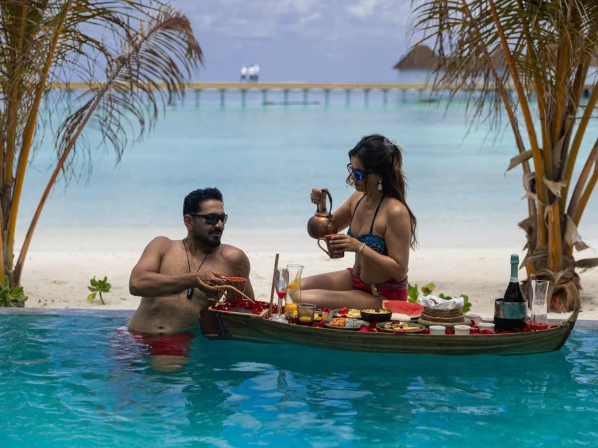 Romance in pool with her husband - Photo Gallery