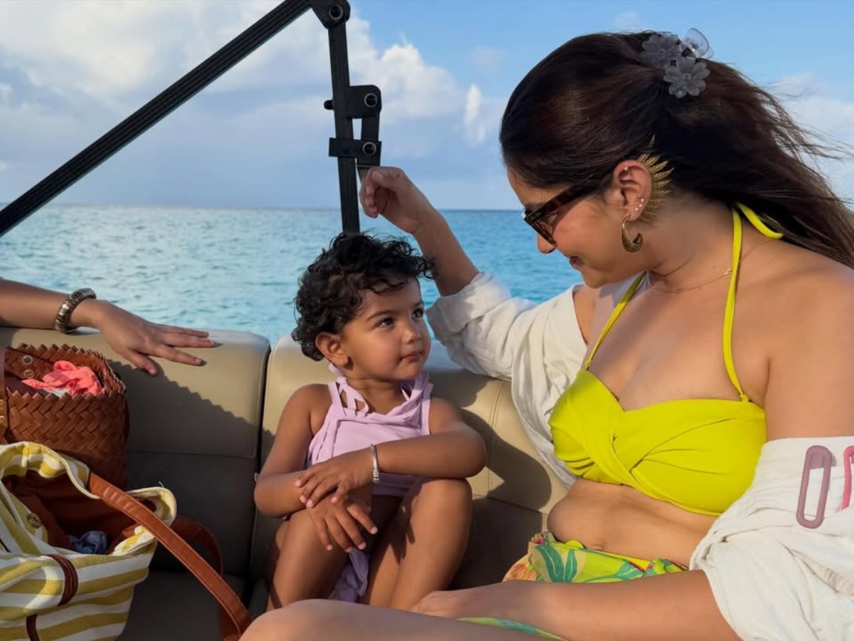 Spotted on a boat with family and friends - Photo Gallery