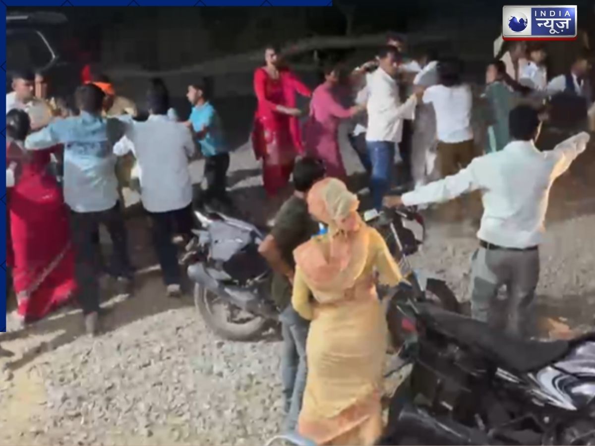 UP: संभल में खाना खाने को लेकर बारातियों के दो गुटों में जमकर मारपीट, पुलिस चौकी में भी चले लात-घूंसे, 18 घायल