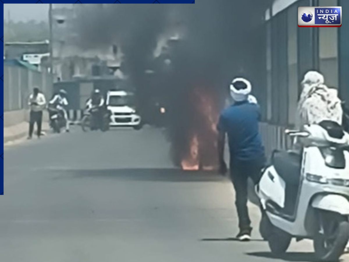 MP में धू-धू कर जली स्कूटी: भनक लगते ही ड्राइवर ने ऐसे बचाई अपनी जान,  कहीं आपकी गाड़ी में भी ये दिक्कत तो नहीं!