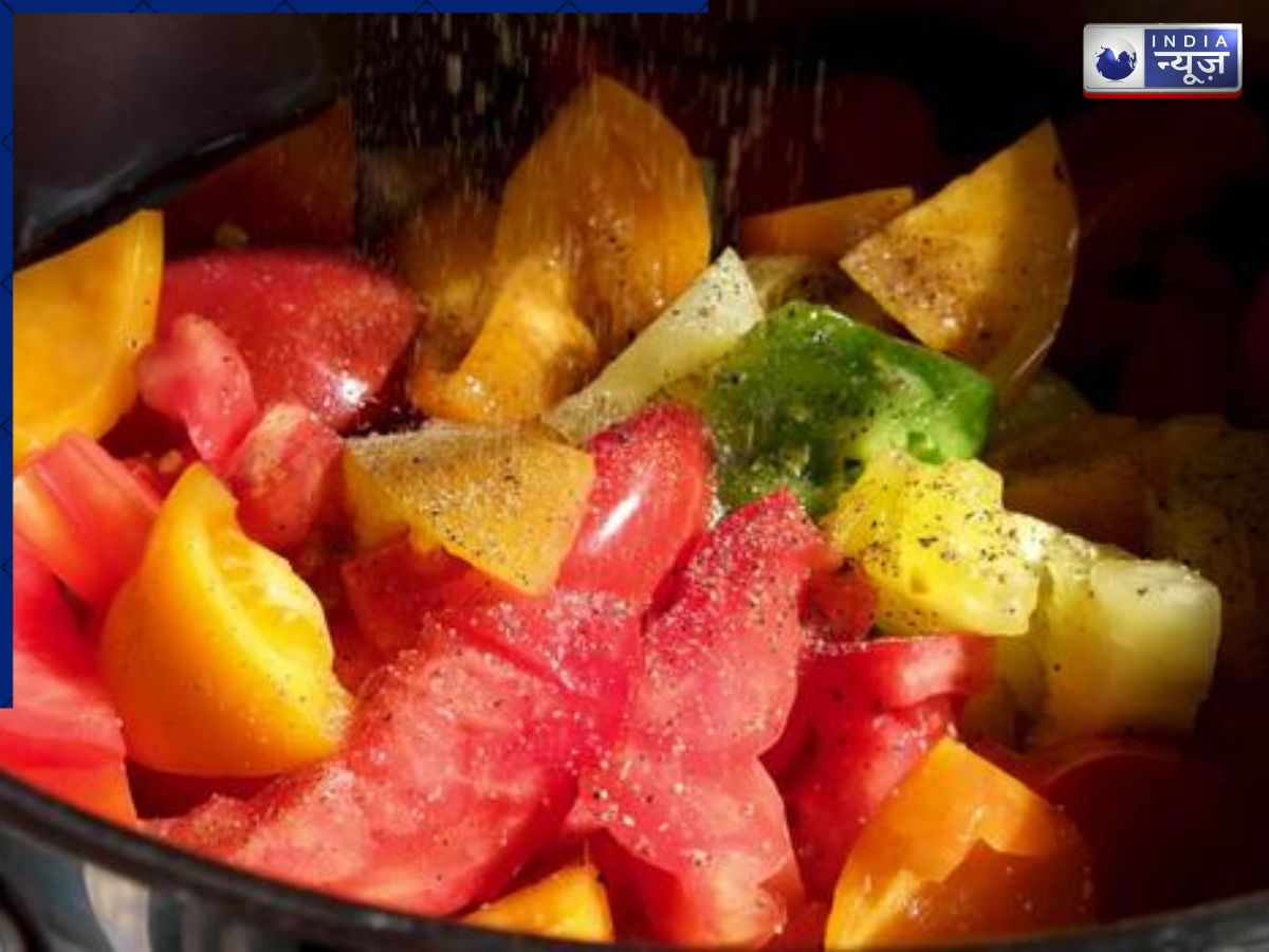 क्या आप भी फलों में नमक, चीनी और चाट मसाला डालकर खाते हैं, तो पहले ये जान लें!