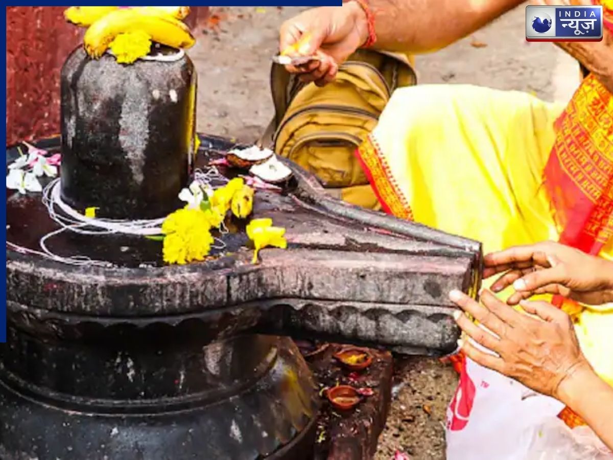Monday Special: सोमवार के खास टोटके, शिवलिंग पर जल में मिलाकर चढ़ाएं ये चीज, बरसेगी धन और खुशहाली