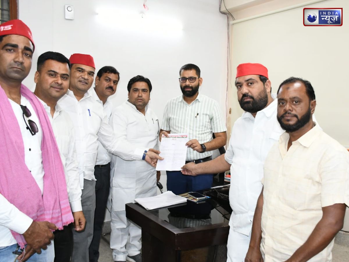 ‘गुंडा टैक्स’ पर सपा का हल्लाबोल, मथुरा-वृंदावन में सड़क पर उतरे कार्यकर्ता - Photo Gallery