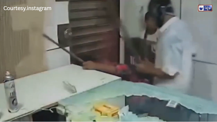 बाहर से शटर हुआ लॉक, तो उड़ गए चोरों के होश, मोबाइल की जगह अब सलाखों का इंतज़ार, लाइव ड्रामा देख हंस पड़ी भीड़!