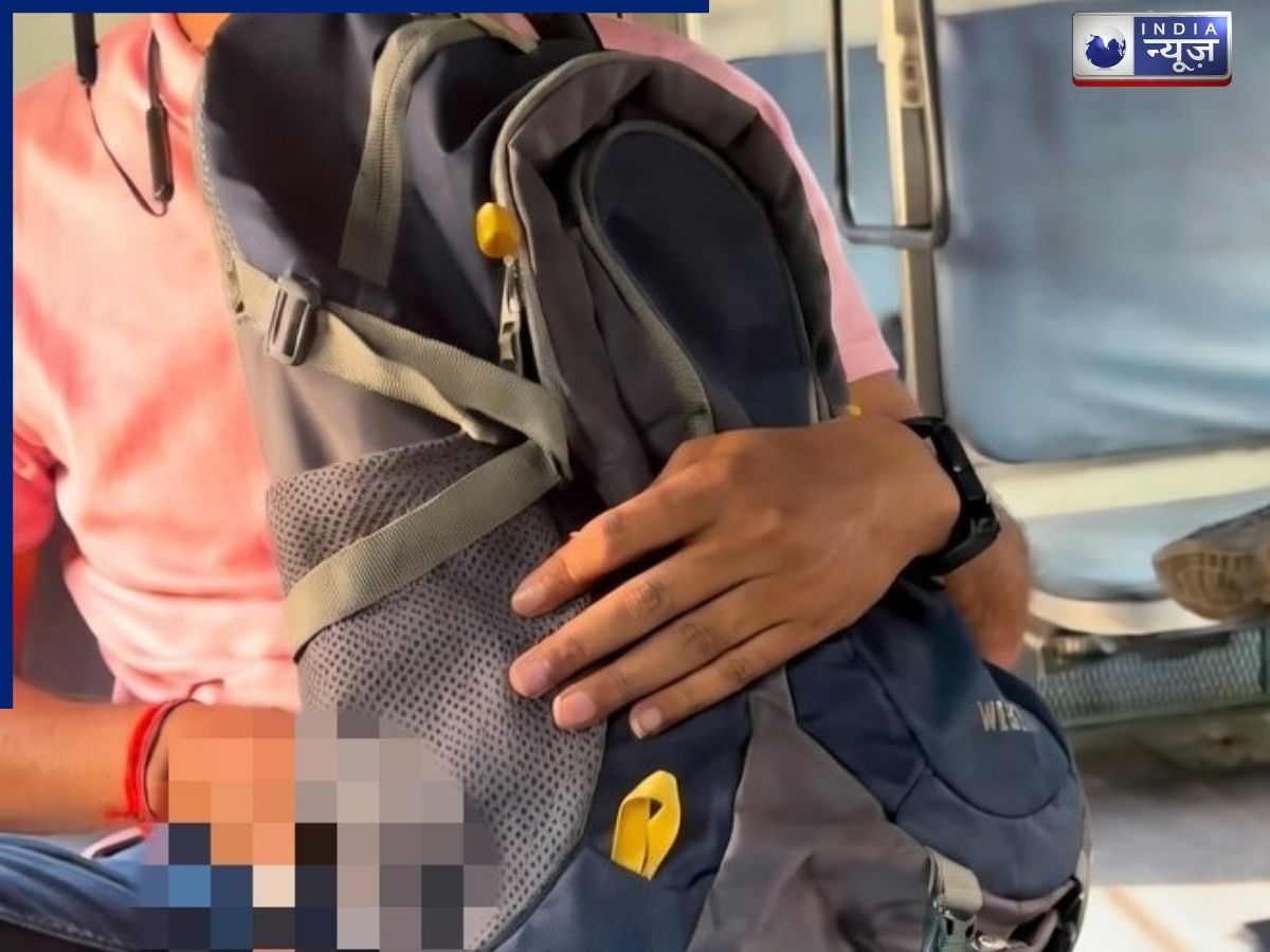 ट्रेन में युवक ने लड़की के सामने की घिनौनी हरकत, बैग को पैर पर रखकर लगा हाथ…, बुरी तरह भड़के लोग