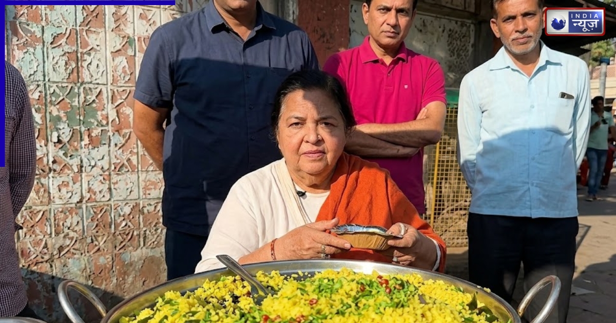 सादगी की मिसाल: टीकमगढ़ की सड़कों पर पोहा-जलेबी तलती दिखीं पूर्व मुख्यमंत्री उमा भारती