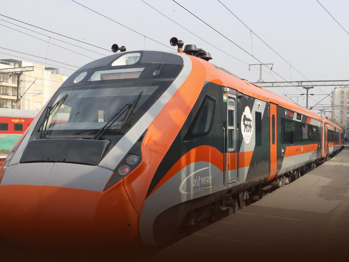 Vande Bharat Sleeper: अब कुछ ही घंटों में पहुंचेंगे मुंबई, वंदे भारत की स्लिपर ट्रेन को मिली मंजूर, जानें कितना होगा टिकट दाम