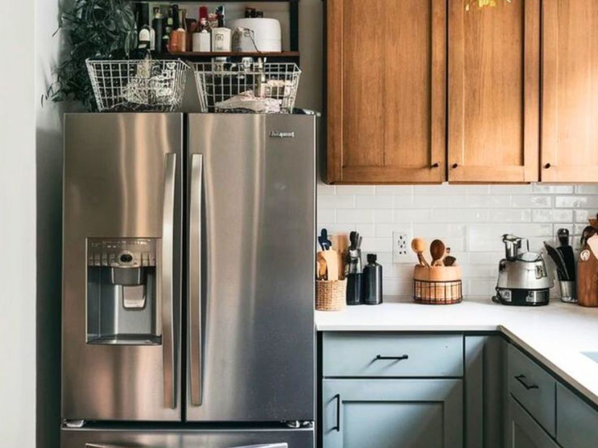 Vastu Dosh: टीवी-फ्रिज का बार-बार खराब होना दे रहा है बड़ा संकेत! घर की गलत दिशा में रखी ये चीजें बन सकती हैं अशांति की वजह