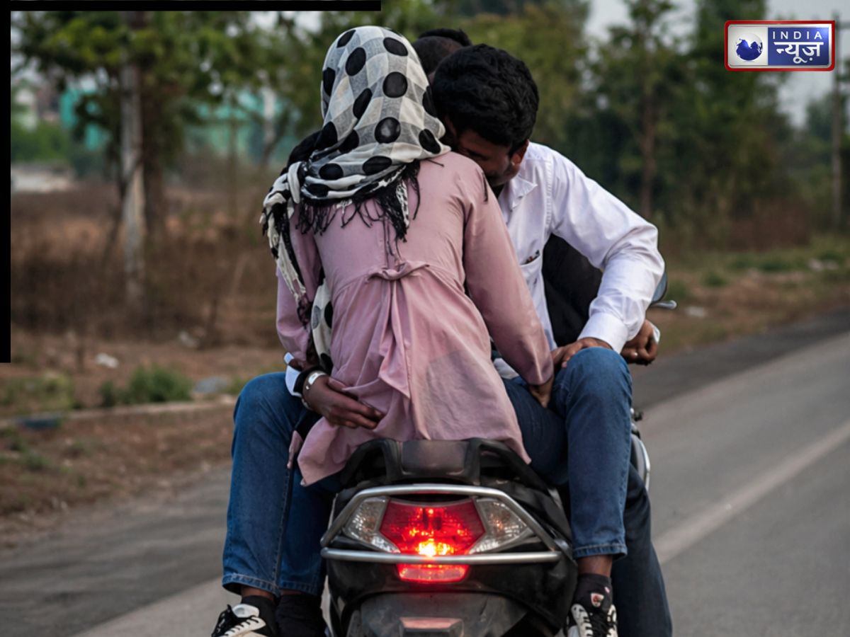 चलती गाड़ी पर इश्क का खेल! नियमों को ताक पर रख ‘लैला-मजनू’ का रोमांस, वीडियो वायरल