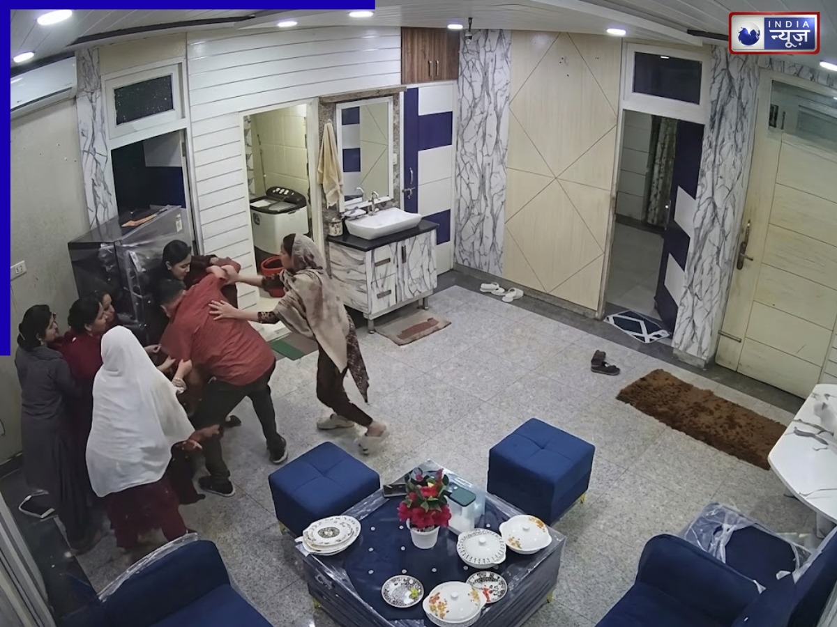 Muradabad News: लड़कियों ने दिखाई बहादुरी, घर में घुसे चोर को रंगे हाथ पकड़कर पीटा, वीडियो वायरल