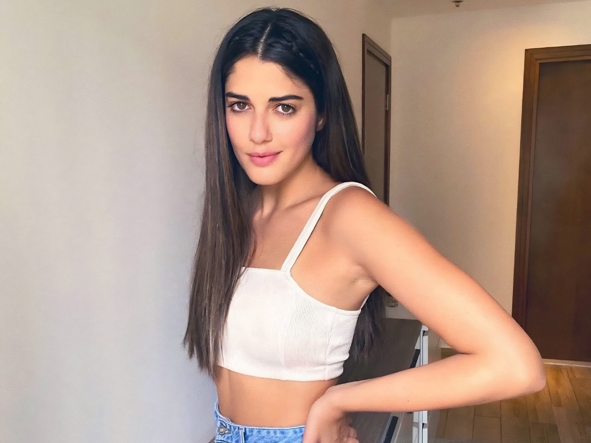 Who is actress Izabelle Leite - Photo Gallery