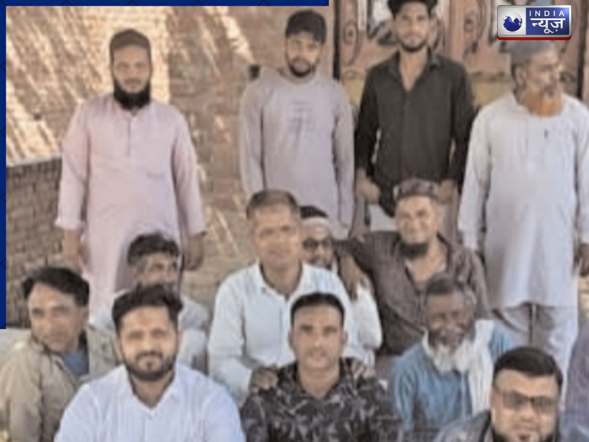 UP: बरेली में बिजली चेकिंग विवाद ने पकड़ा तूल, 1.80 लाख रुपये मांगने का आरोप, धरने पर बैठे लोग