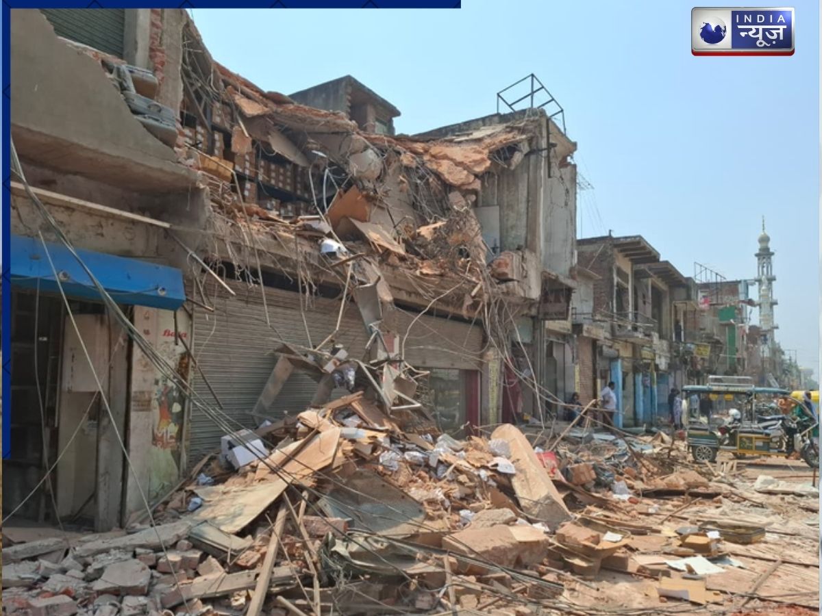 Chandauli Bulldozer Action: मुगलसराय में अतिक्रमण के खिलाफ प्रशासन का अभियान जारी, हटाई गईं 50 से अधिक दुकानें
